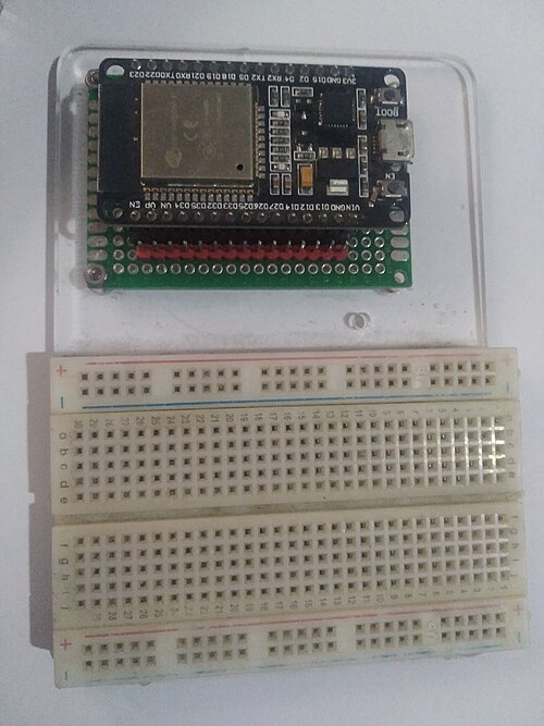 Placa de desarrollo ESP32 — el microcontrolador de bajo coste en el que se basa RuView
